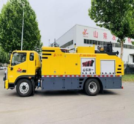 路面綜合養(yǎng)護(hù)車(chē)